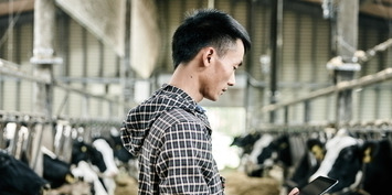 【未経験から月給25万～・働き方もライフスタイルに合わせて調整可能！】最先端酪農×実力評価で早期昇給も可能｜現場・管理・飼料製造スタッフ募集